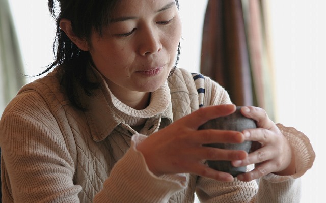 ゆうらぼ・千田稚子さんの墨色カップ1